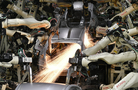日本名古屋,机器人在丰田工厂的组装车间内进行焊接工作