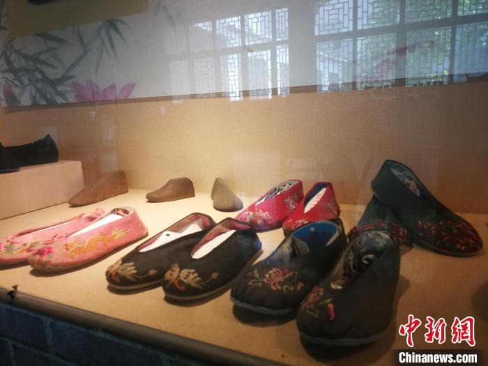 刘五代收藏的绣花布鞋。李晓伟 摄