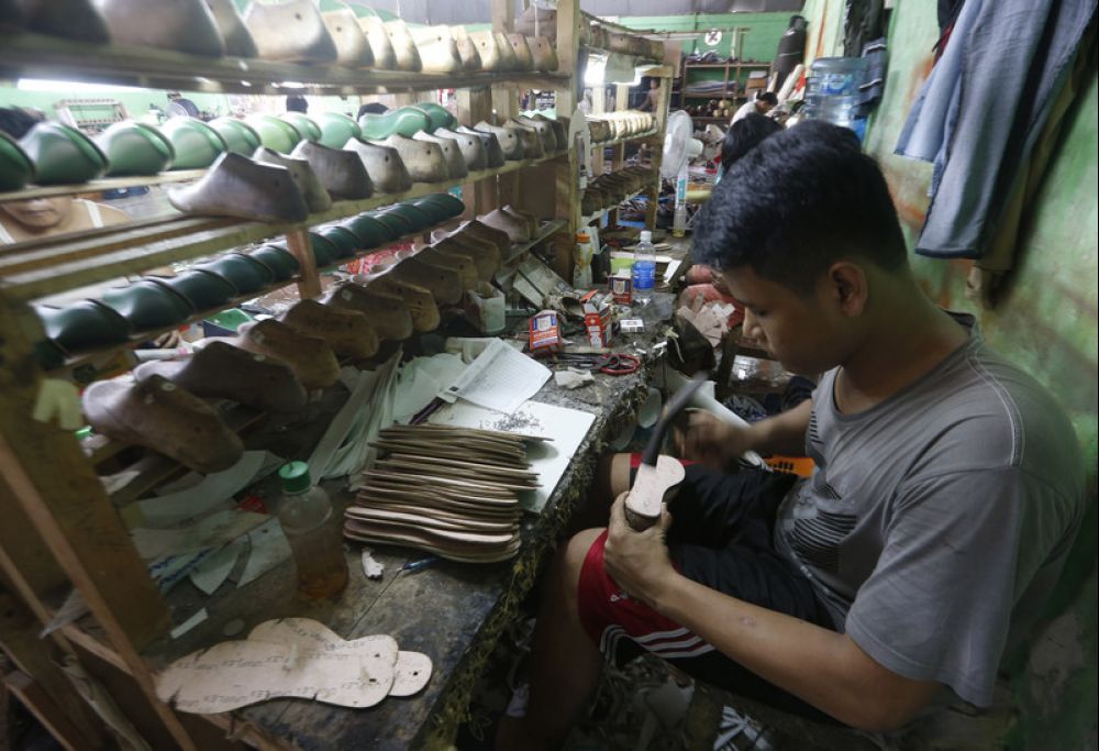 马来西亚制鞋的行业多数是靠手工艺，所以如果把工厂关闭了，人手流失了，以后要找回他们是很难的事情。（图：欧新社）