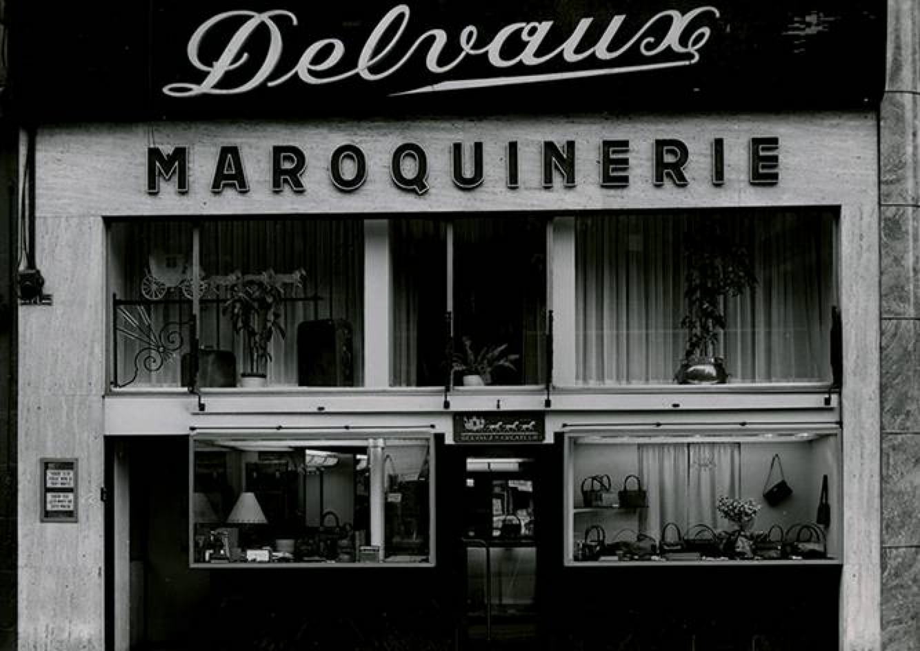 Delvaux在布鲁塞尔的精品店，拍摄于1950年