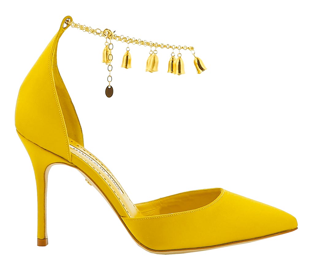 Manolo Blahnik黄金胶囊系列鞋款，跟鞋上的吊饰灵感源自Lucky Charm。（蓝钟提供）
