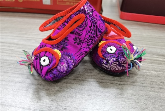 张翠娥制作的虎头鞋。记者 严松摄