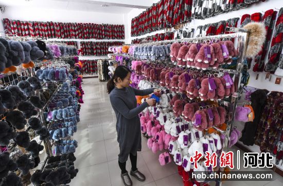 枣强县大营镇一皮草商城工作人员在整理裘皮饰品。 供图 