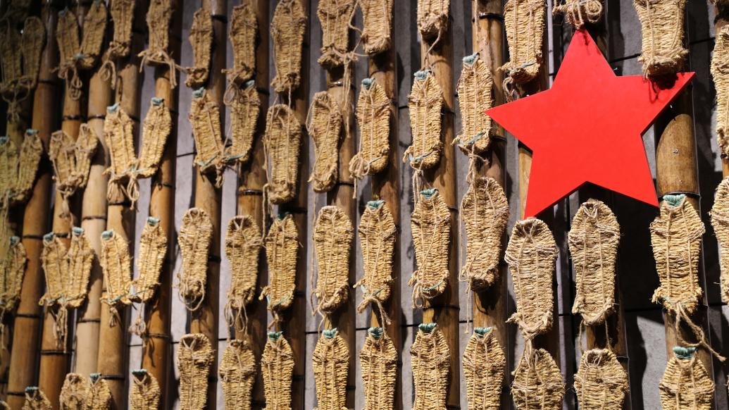 江西赣州都县中央红军长征出发纪念馆，由80双草鞋组成的“草鞋墙”
